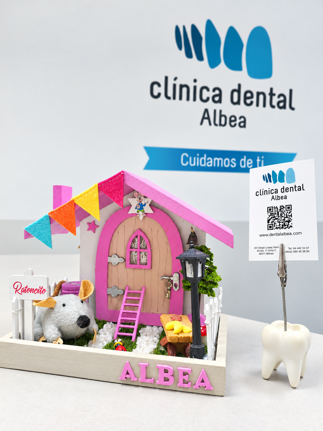 Casita del Ratoncito y logotipo de Albea en la recepción