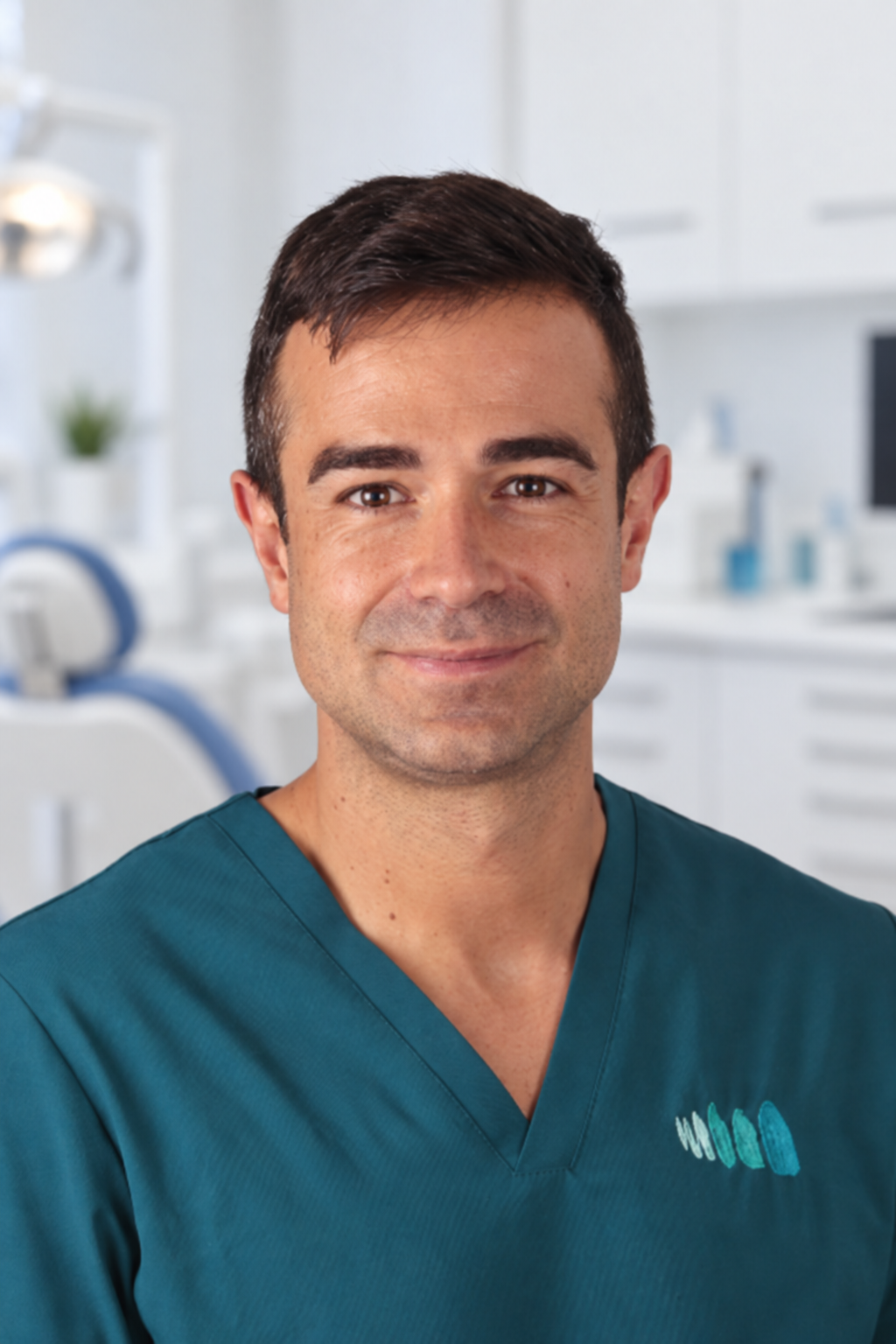 Retrato del Dr. Ángel G. S. Gago con fondo de gabinete dental